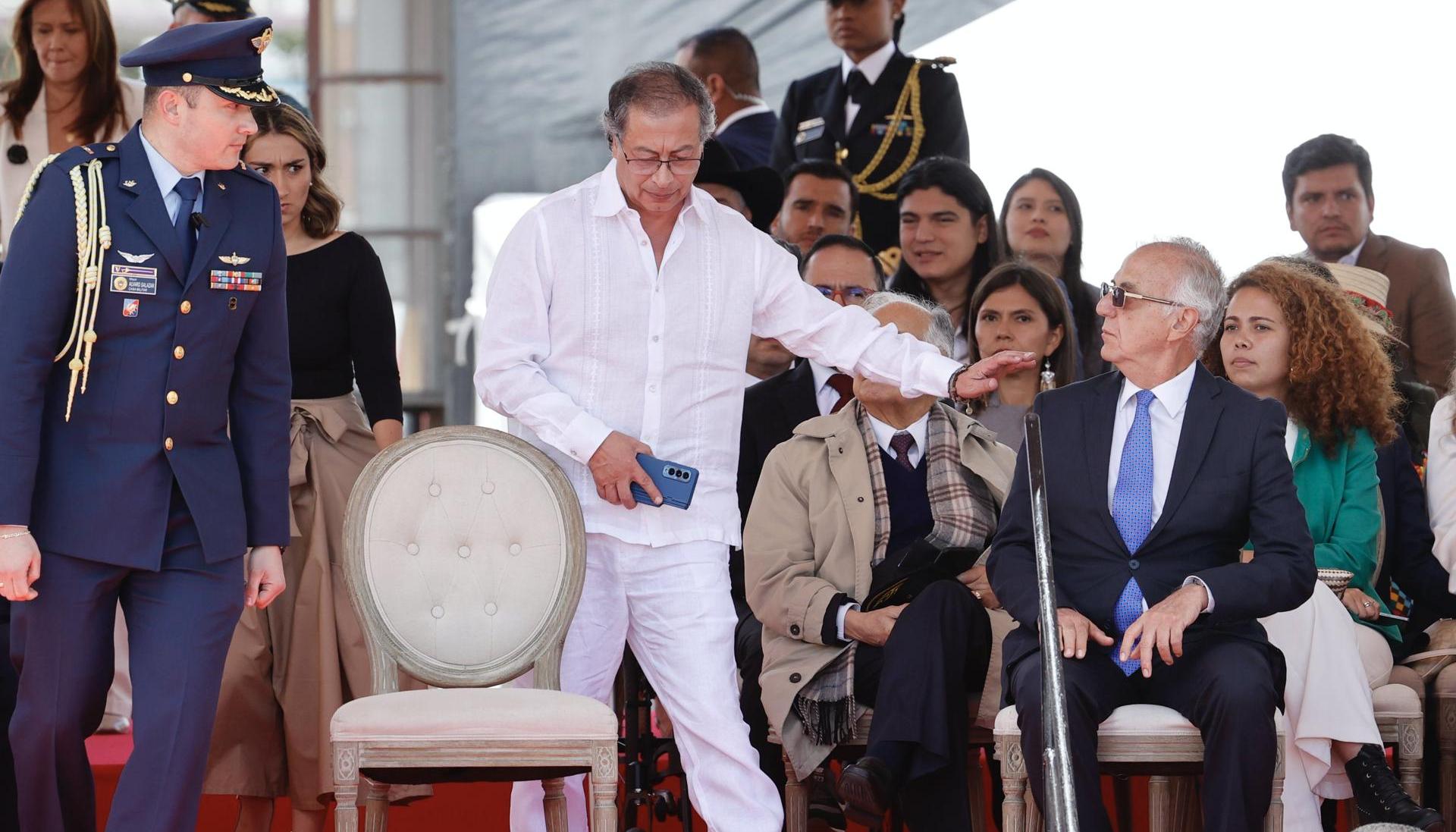 Momento en que el presidente Gustavo Petro llegó al desfile militar del 20 de Julio. 