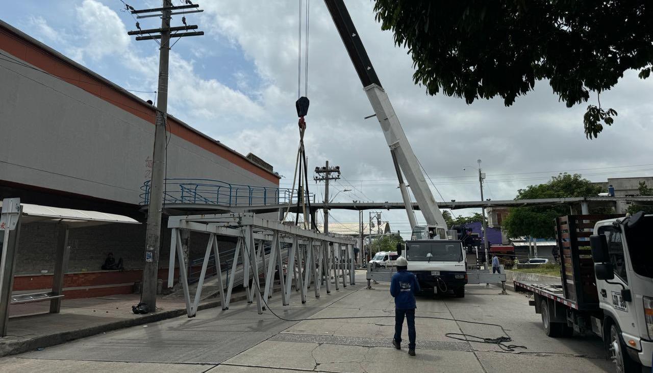 Desmonte del puente peatonal en la carrera 43. 
