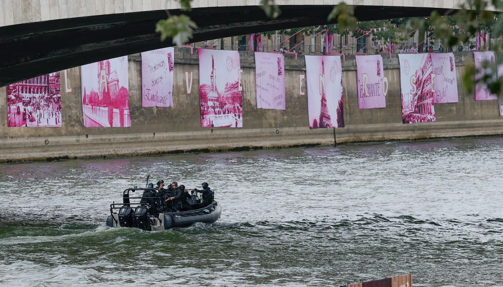 Patrullas vigilan el río Sena.