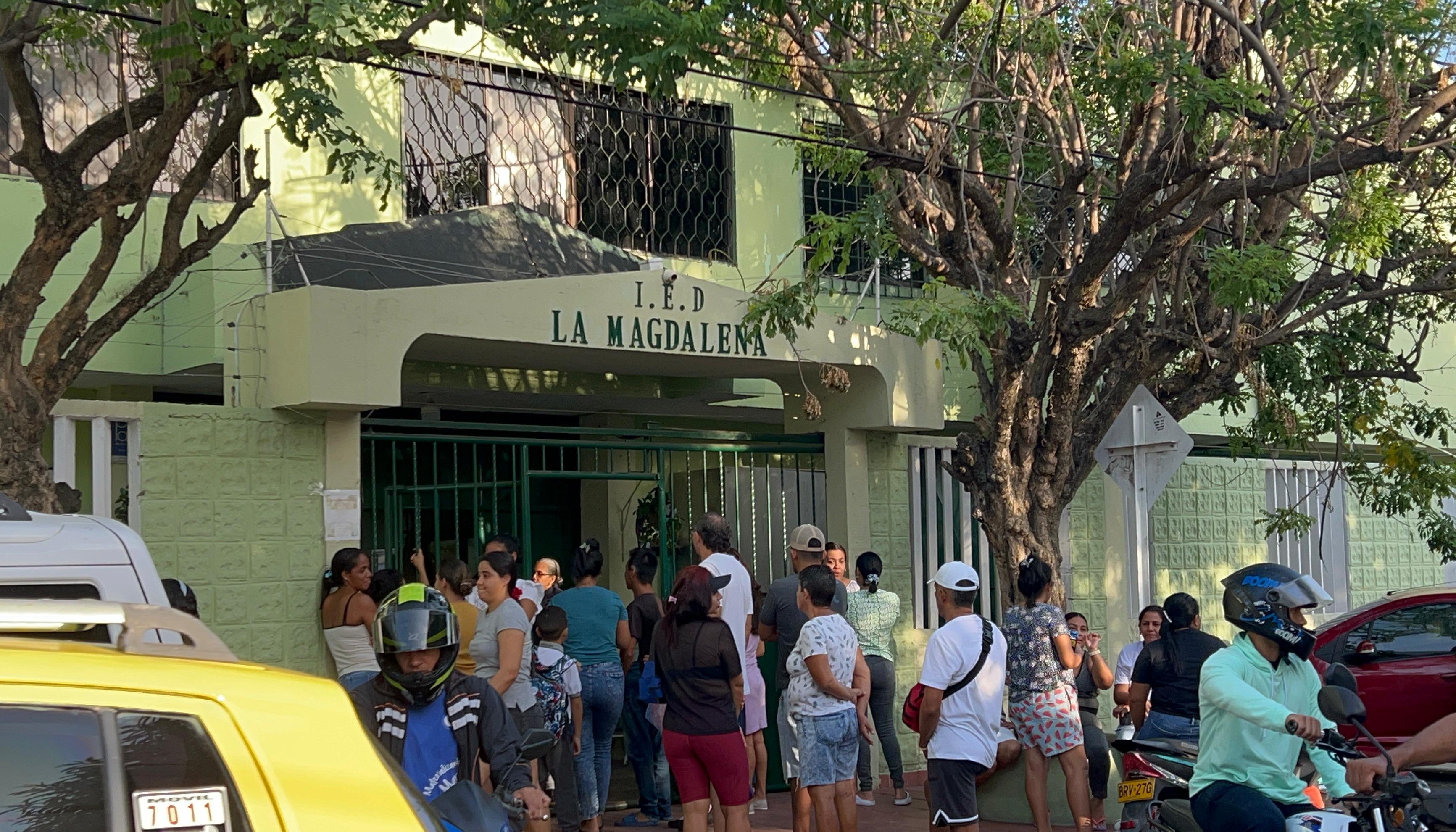 Padres de familia en la entrada del IED La Magdalena.