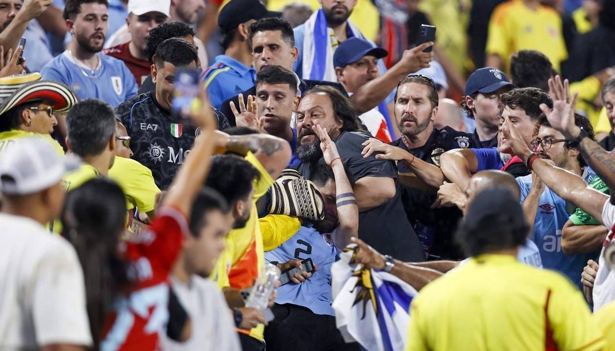 Riña en la tribuna tras finalizar el partido. 