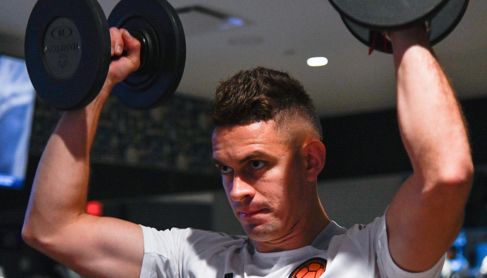 Rafael Santos Borré haciendo trabajos de gimnasio.