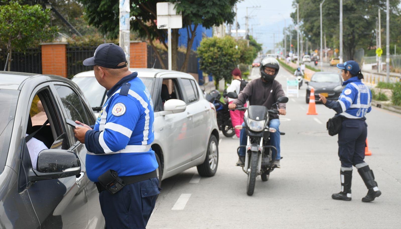 Agentes de tránsito velando por la seguridad vial.