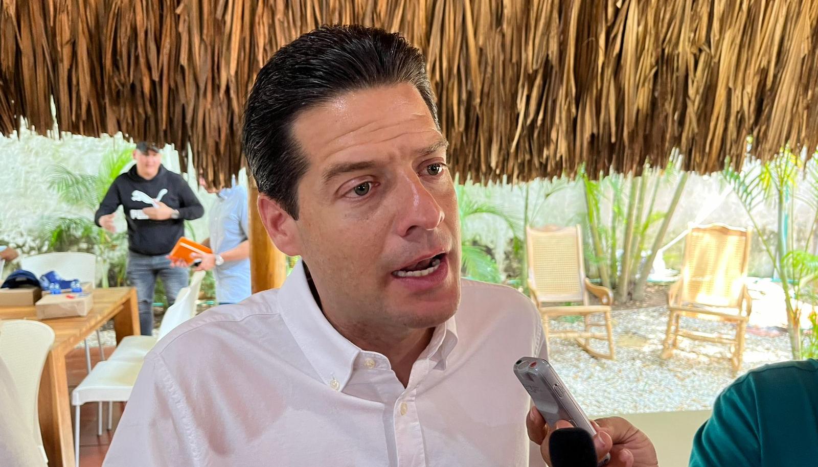 Senador Mauricio Gómez.