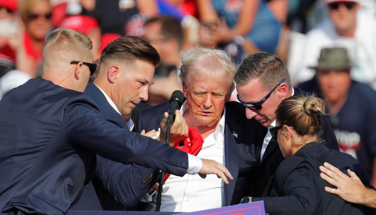 Donald Trump tras el ataque a bala de este sábado. 