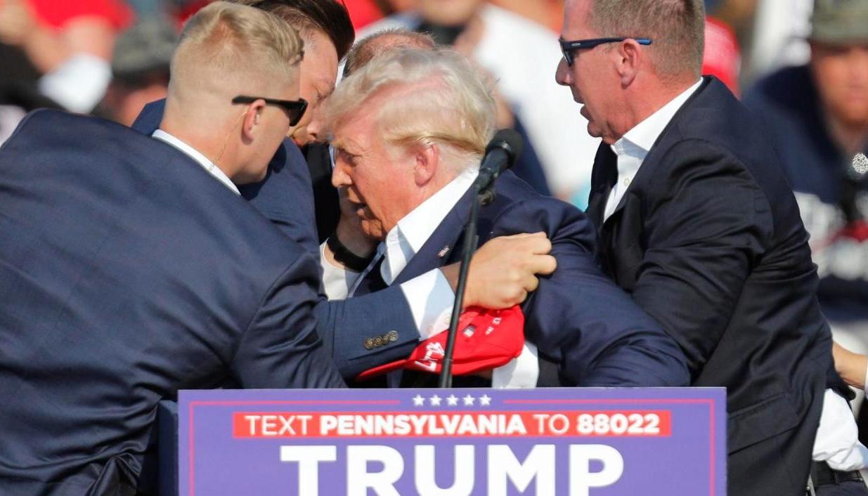 Donald Trump durante el ataque.