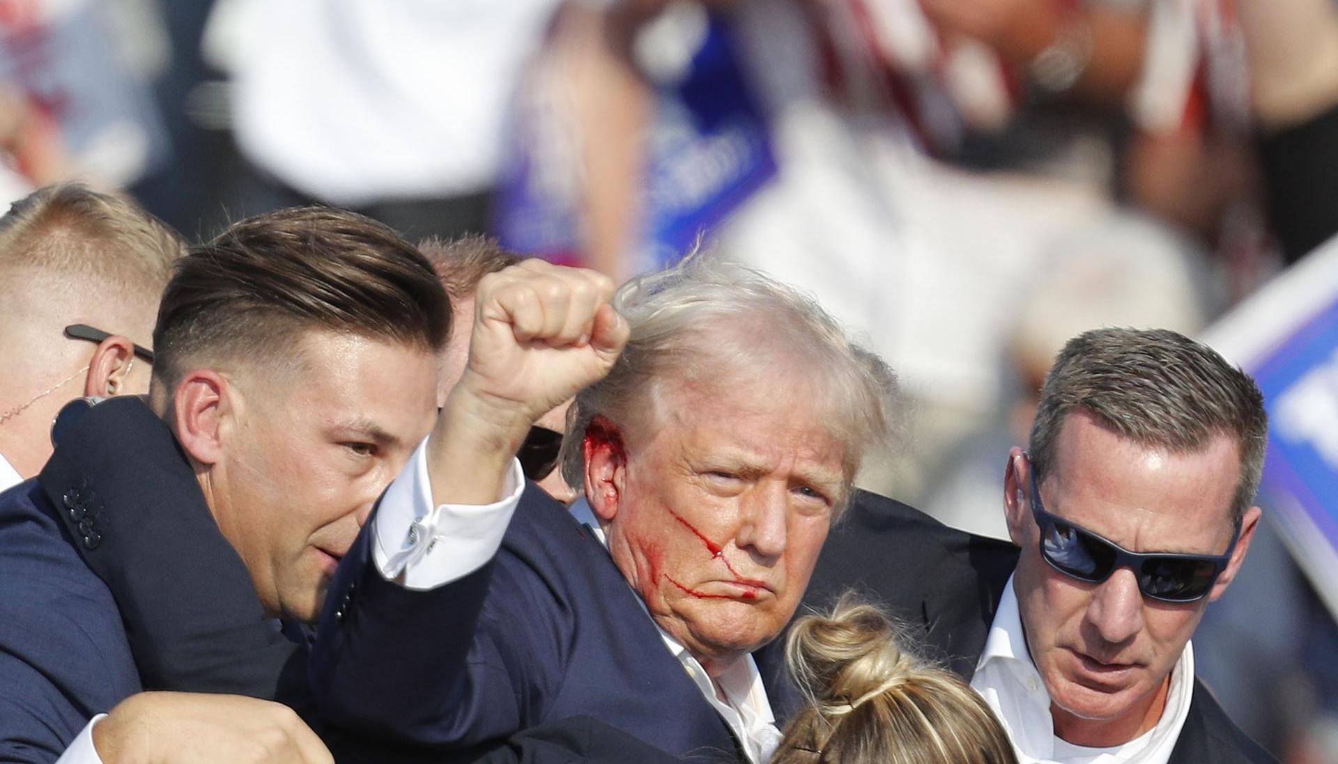 Donald Trump fue retirado por su equipo de seguridad. 