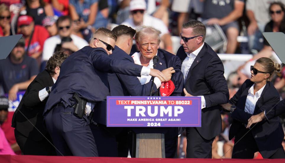 Momento en que los escoltas protegían a Donald Trump tras resultar herido. 