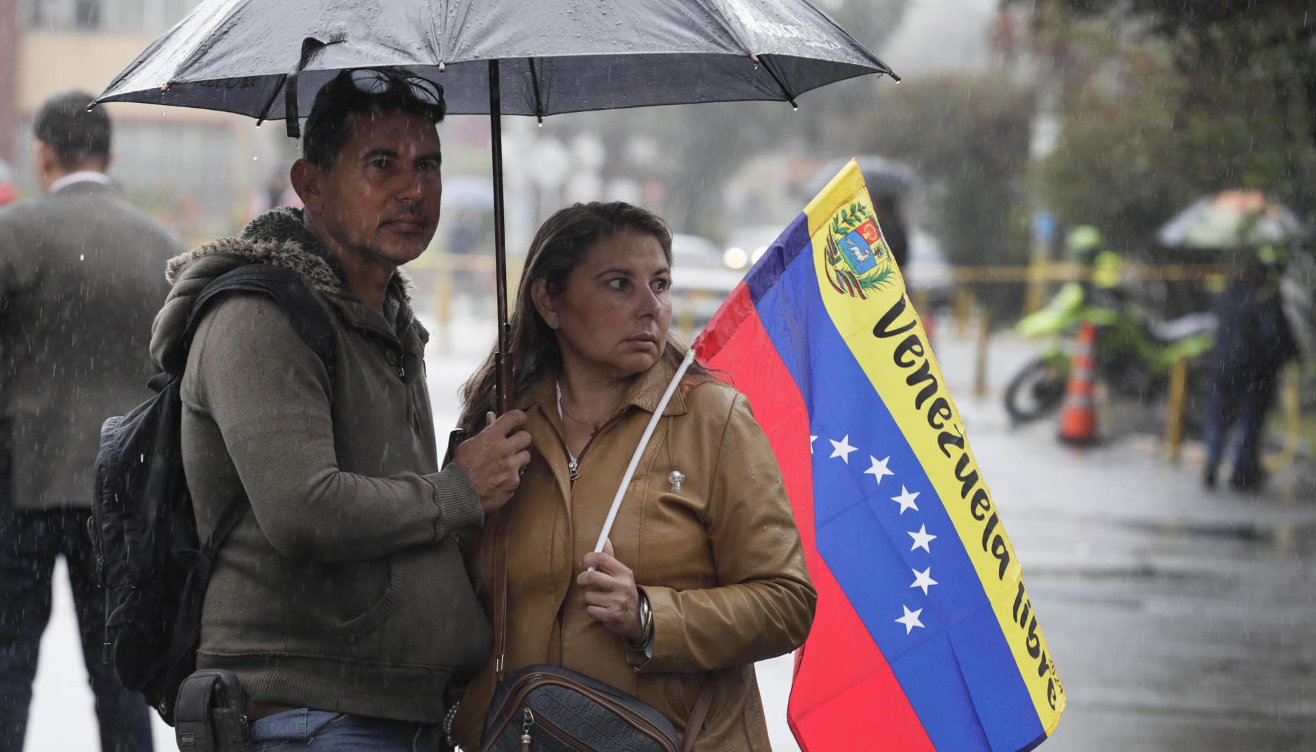 Venezolanos bajo la lluvia en Bogotá. 