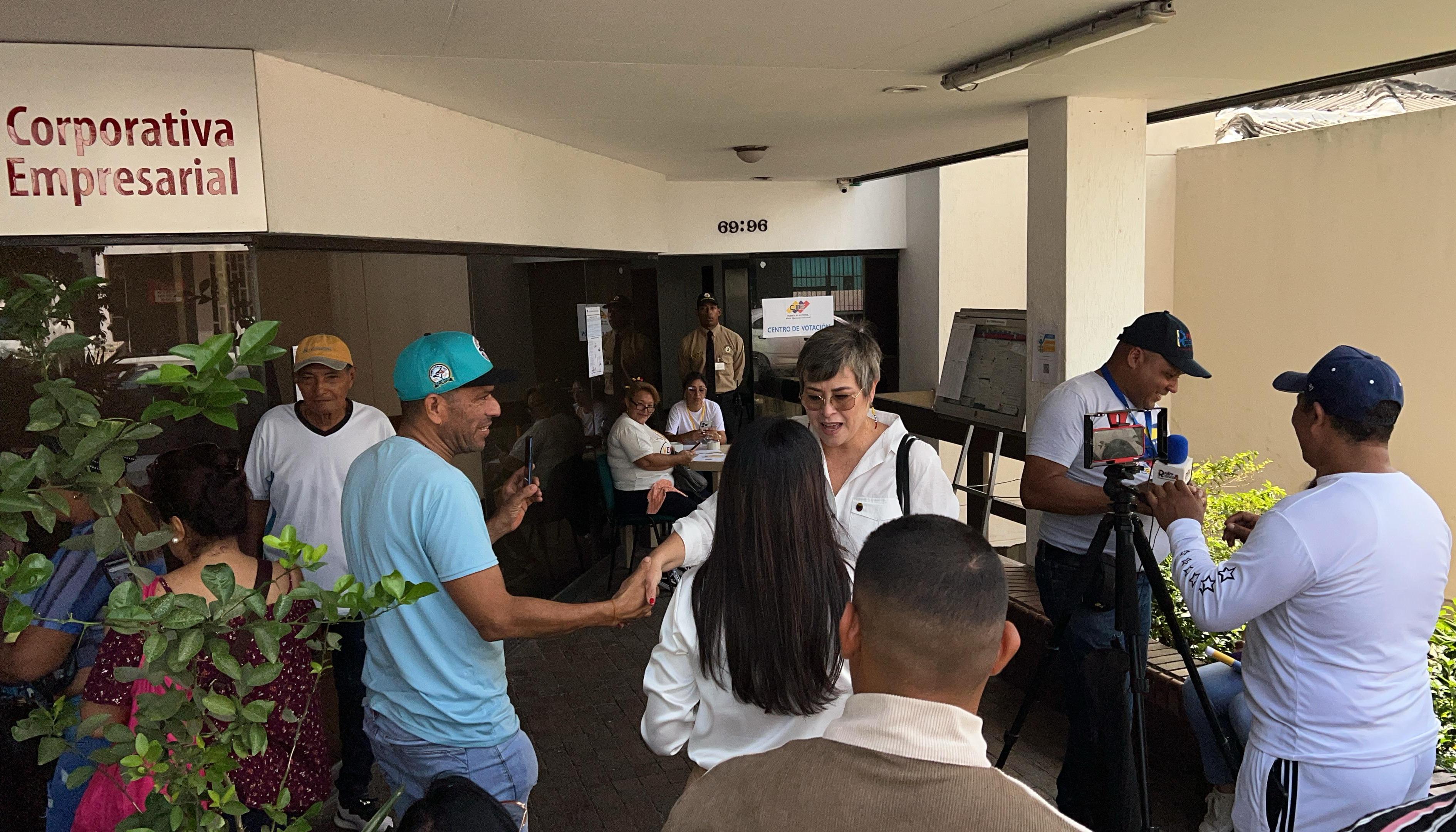 Venezolanos en el Consulado ubicado en Barranquilla.