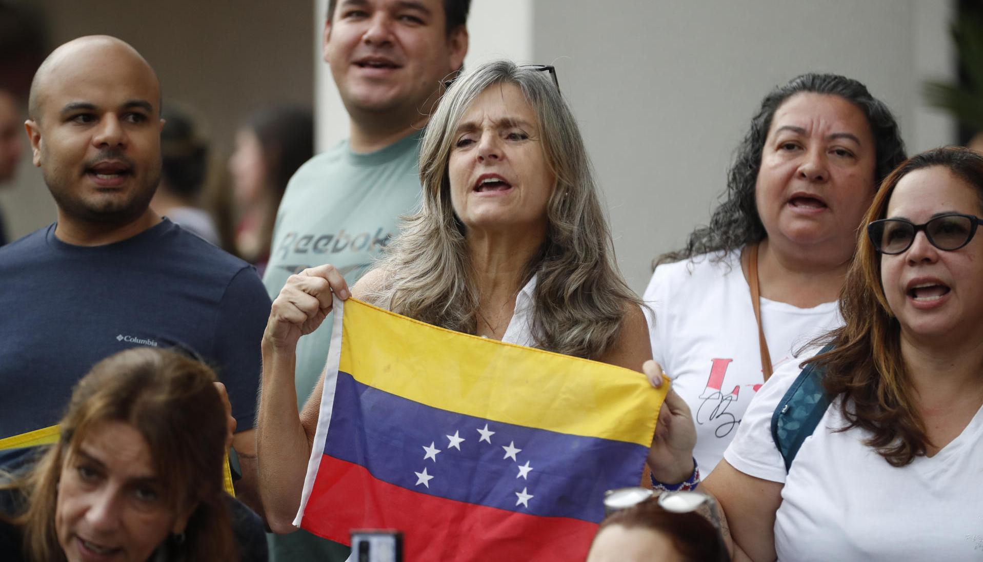 Venezolanos en el consulado de su país en ciudad de Panamá. 