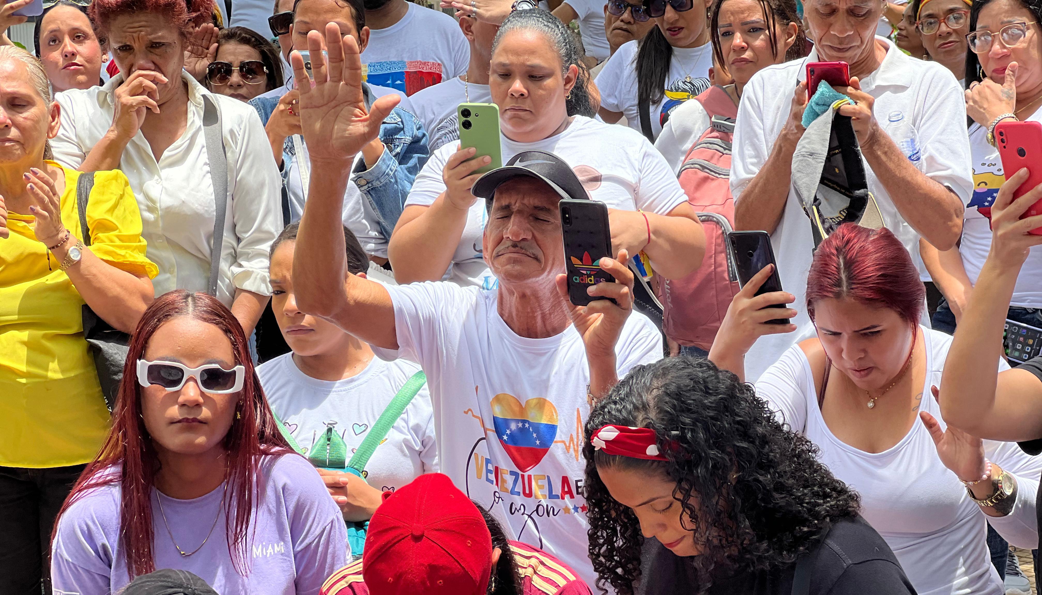 Oración de venezolanos en el parque Suri Salcedo en Barranquilla.