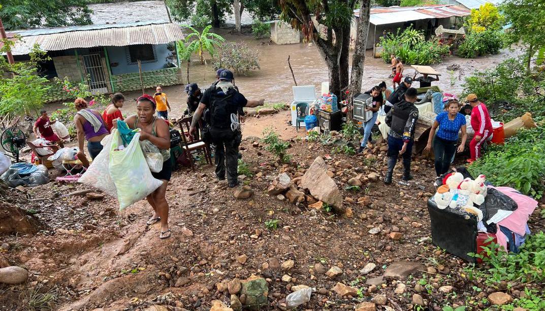 Las fuerte lluvias por el paso de Beryl desbordó un río.