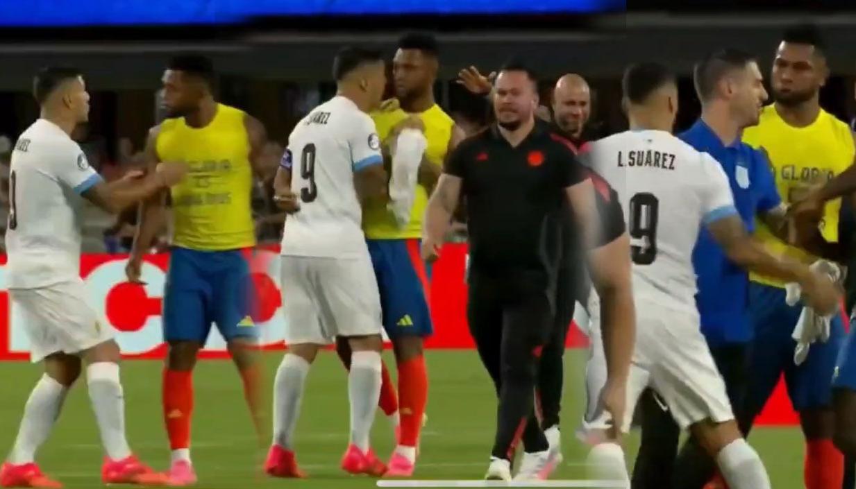 Momento de la agresión de Luis Suárez a Miguel Borja.