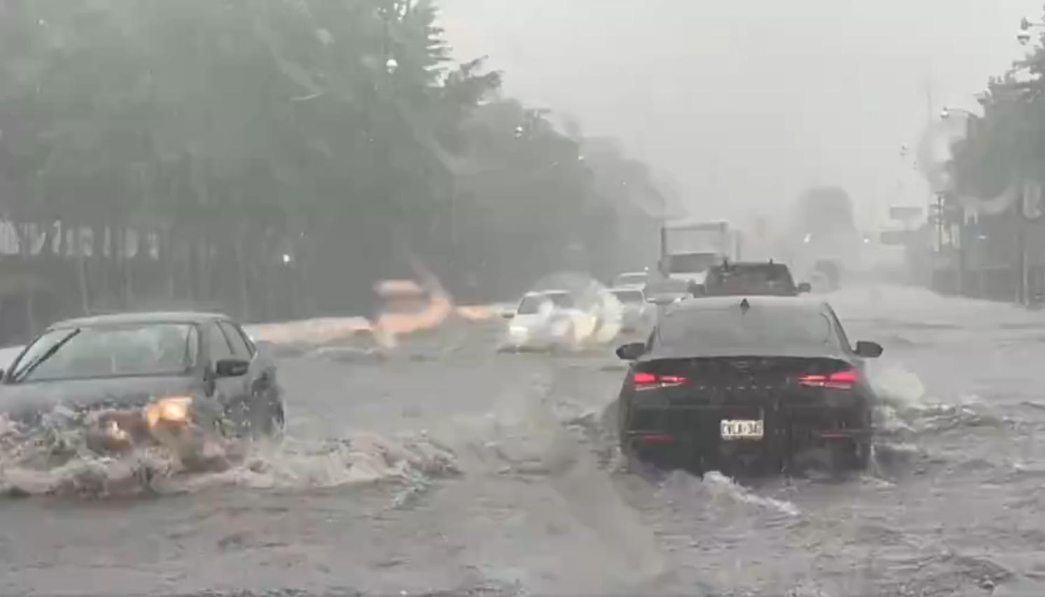 Carros atrapados por la fuerte lluvia.