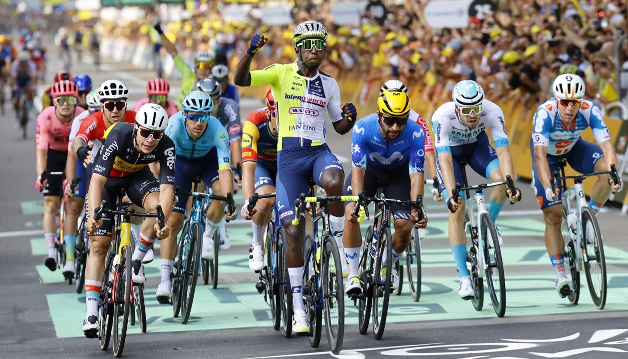 Biniam Girmay cruza la meta por delante del colombiano Fernando Gaviria. 