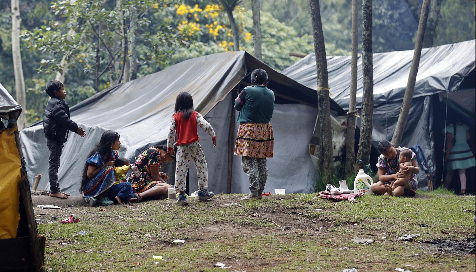 Mujeres indígenas en el parque Nacional en Bogotá.