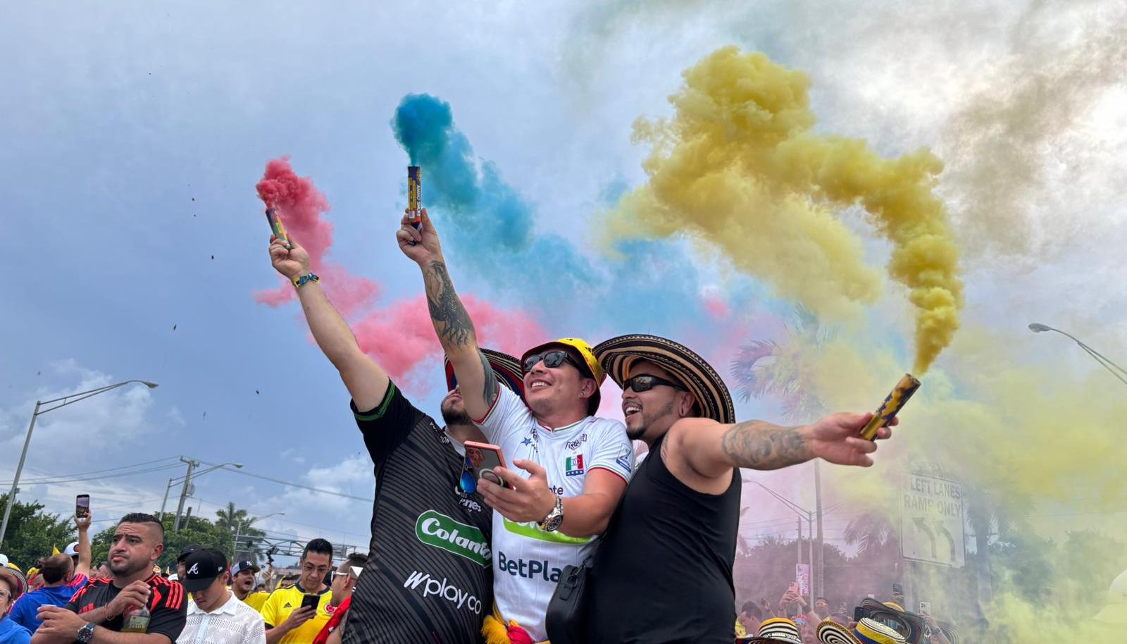 Hinchas colombianos presentes en el tradicional 'banderazo'.