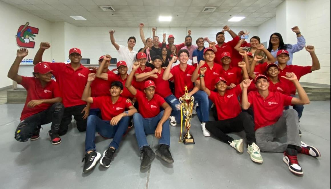 Integrantes de la selección Atlántico sub-15 de béisbol posando con los diputados del Atlántico.