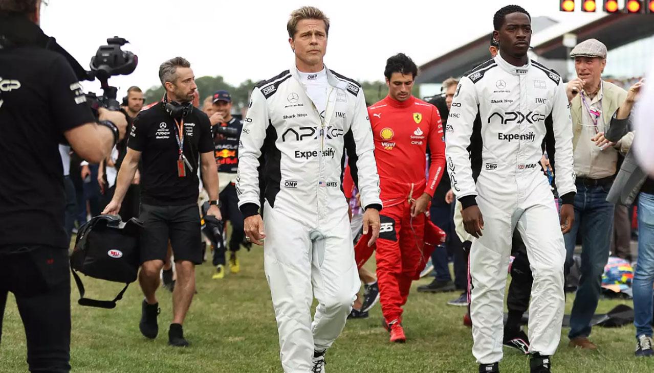 Brad Pitt junto al actor Damson Idris.  