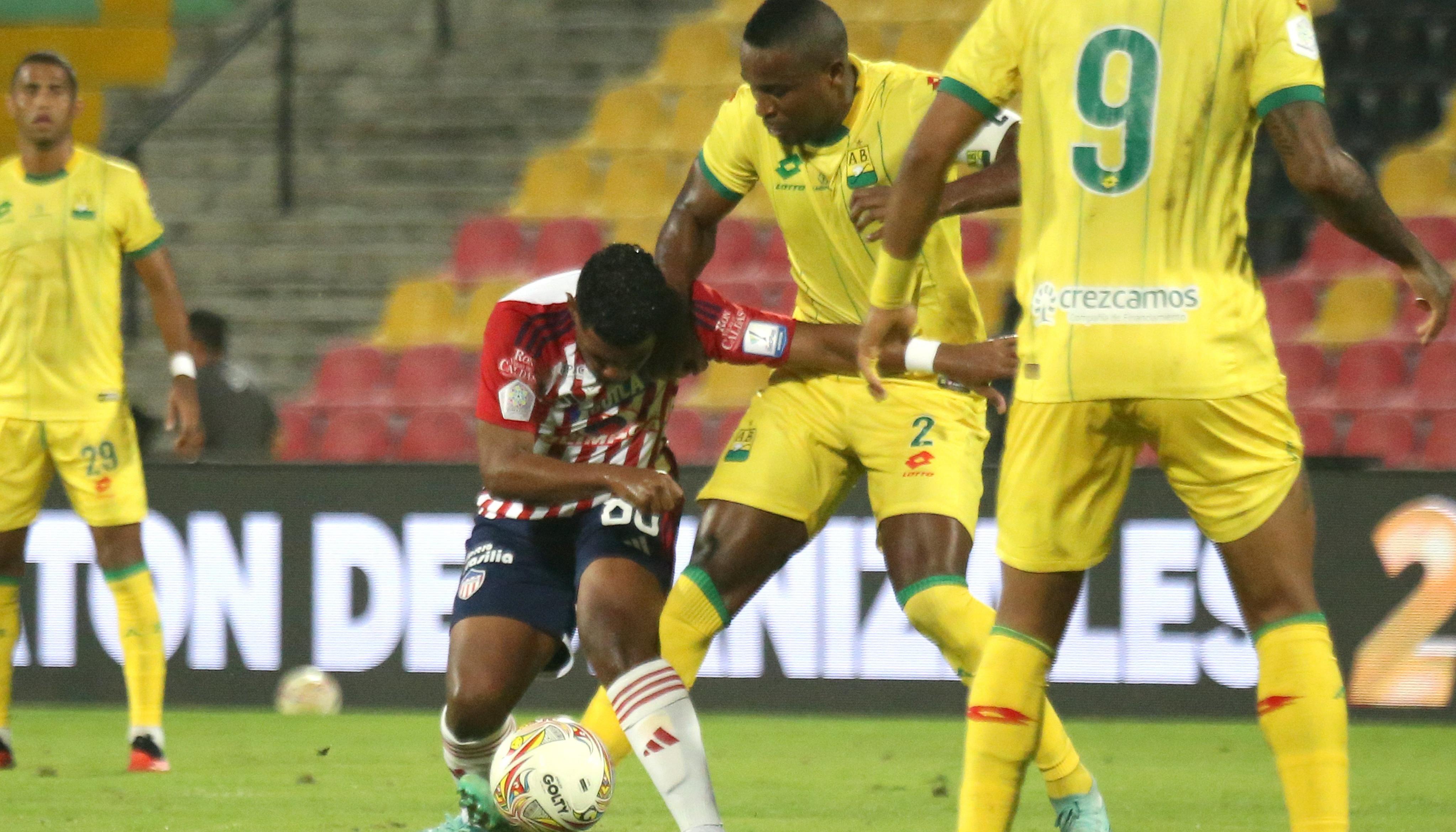 Roberto Hinojoza domina la pelota ante la marca de un jugador del Bucaramanga.