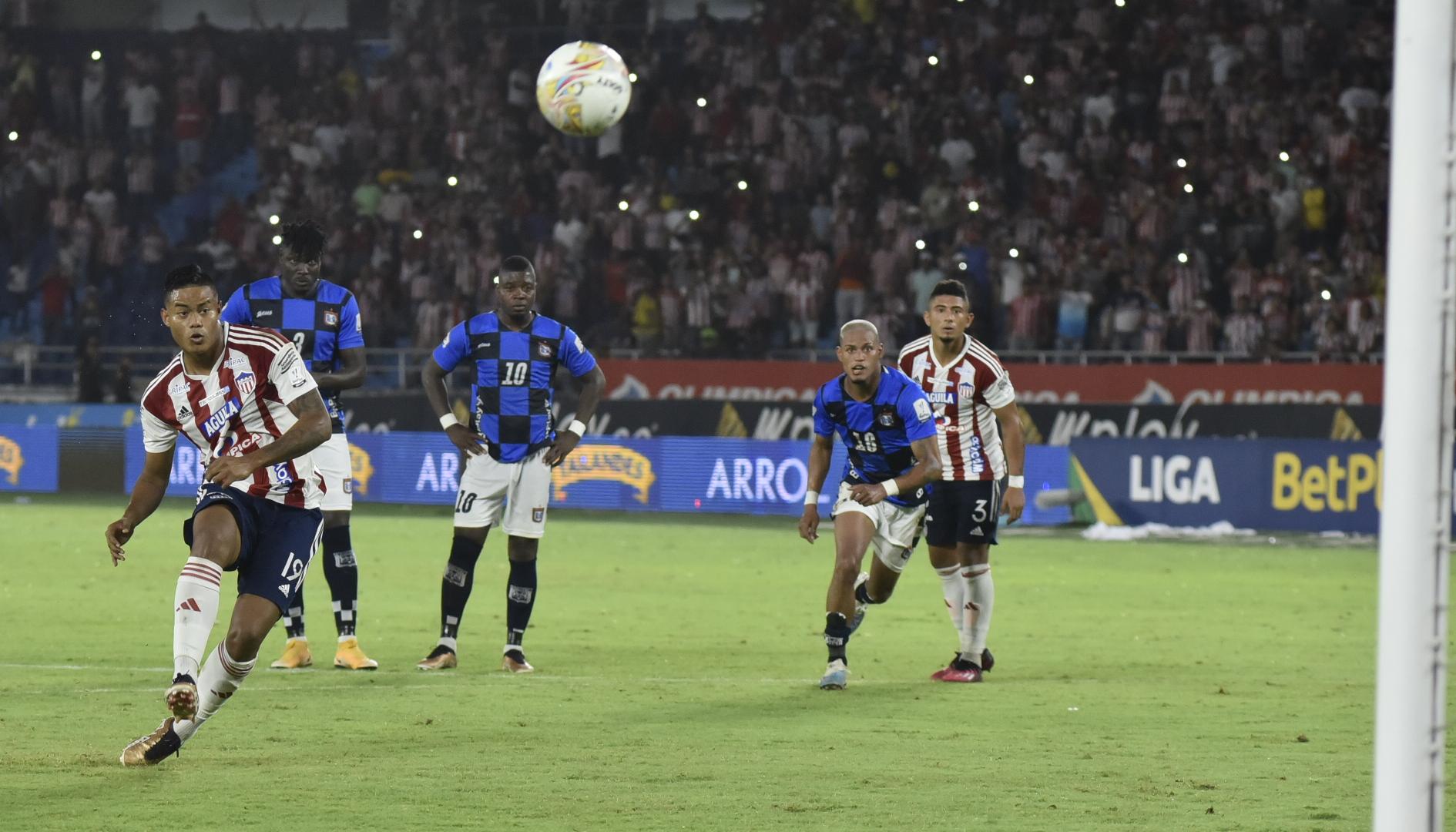 Luis Sandoval erró una pena máxima sobre el final en el último juego de Junior contra Boyacá Chicó en el Metropolitano.