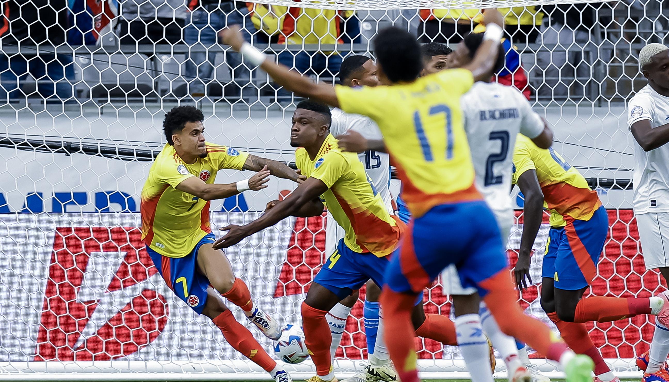 Jhon Córdoba festeja con Luis Díaz tras marcar el primer gol de Colombia.