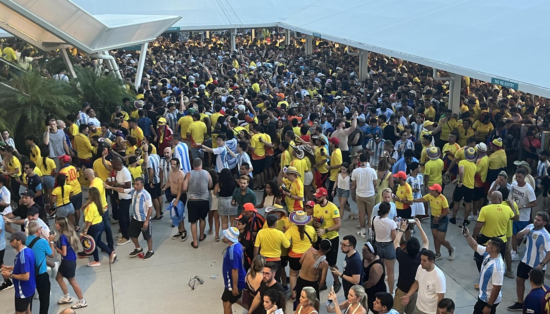 Aficionados ingresando sin control a la final.