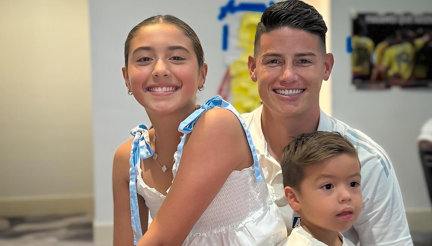 James Rodríguez con sus hijos Salomé y Samuel. 