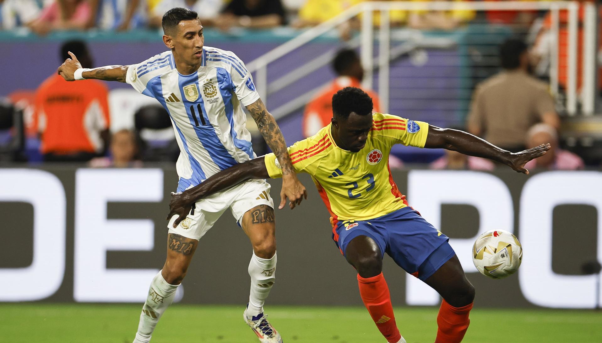 Davinson frente a Di María.