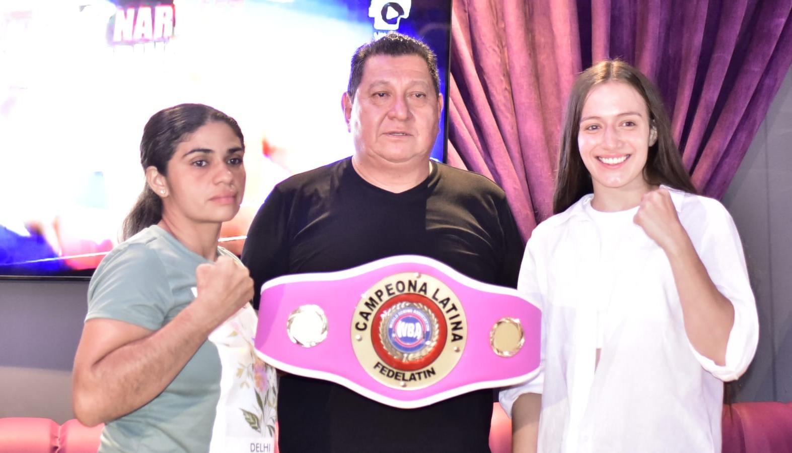 Diana Ayala, el promotor Juan Carlos Devia y Paulina Ángel. 