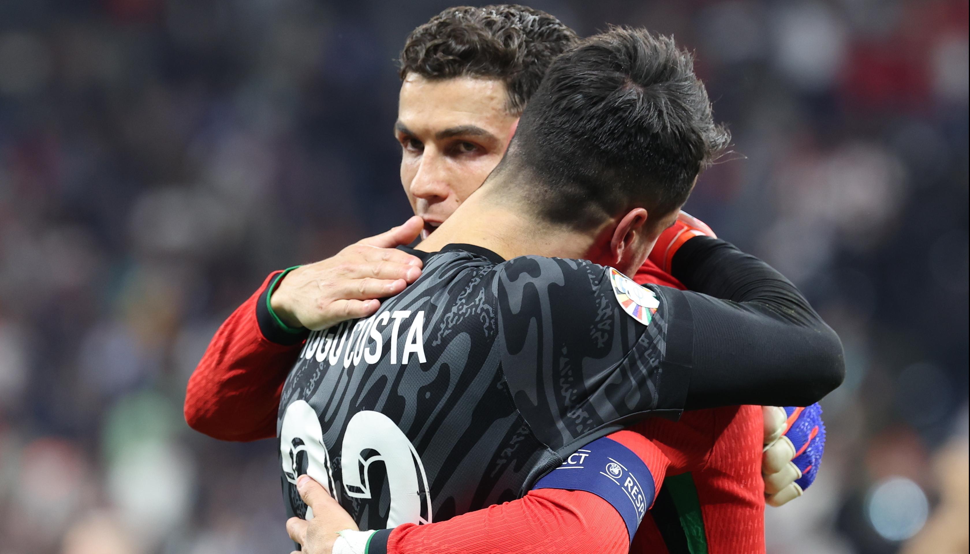 Diogo Costa y Cristiano Ronaldo abrazados tras el triunfo en la tanda de penales. 