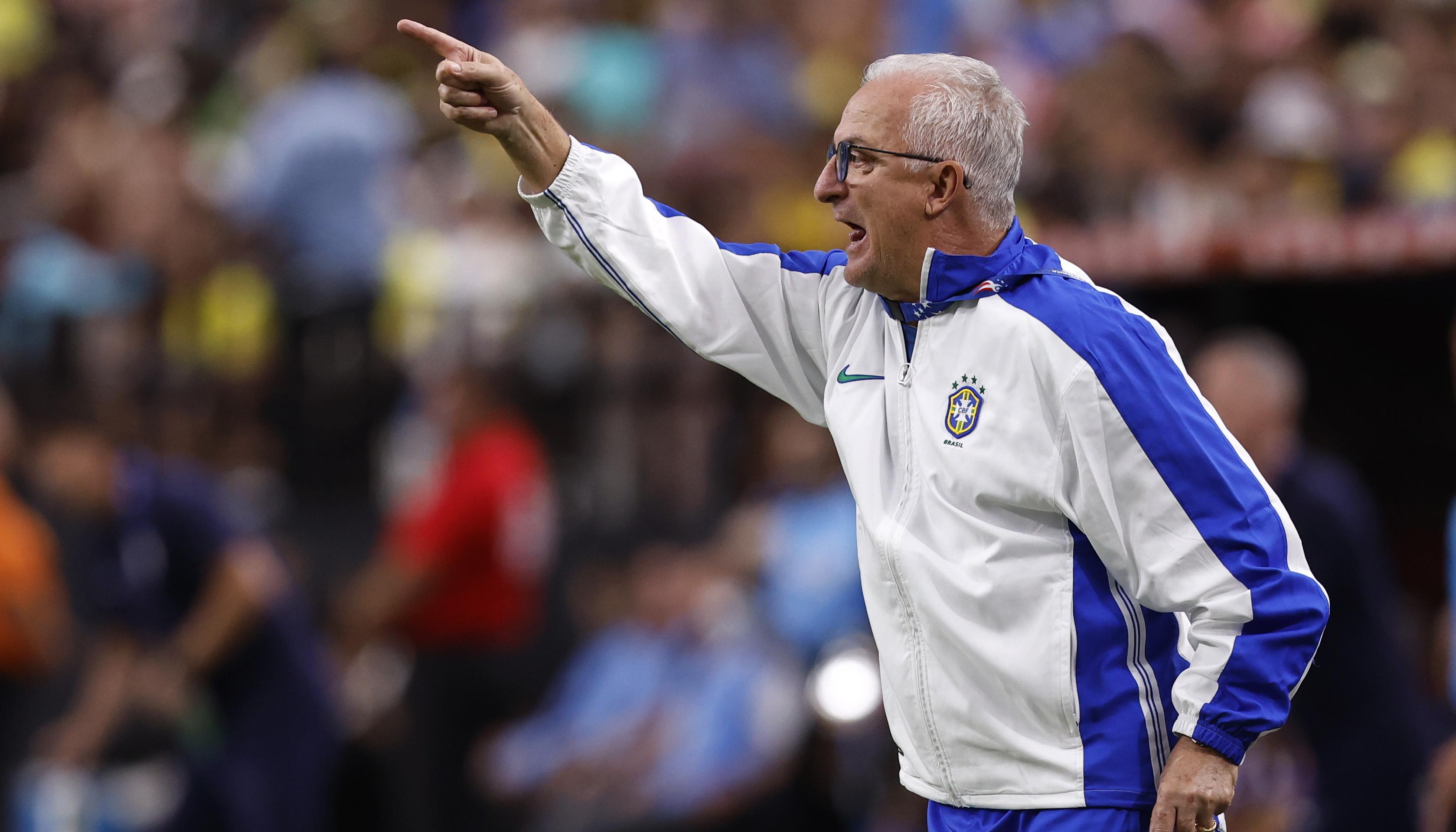 Dorival Junior, técnico de Brasil, durante el partido contra Paraguay.