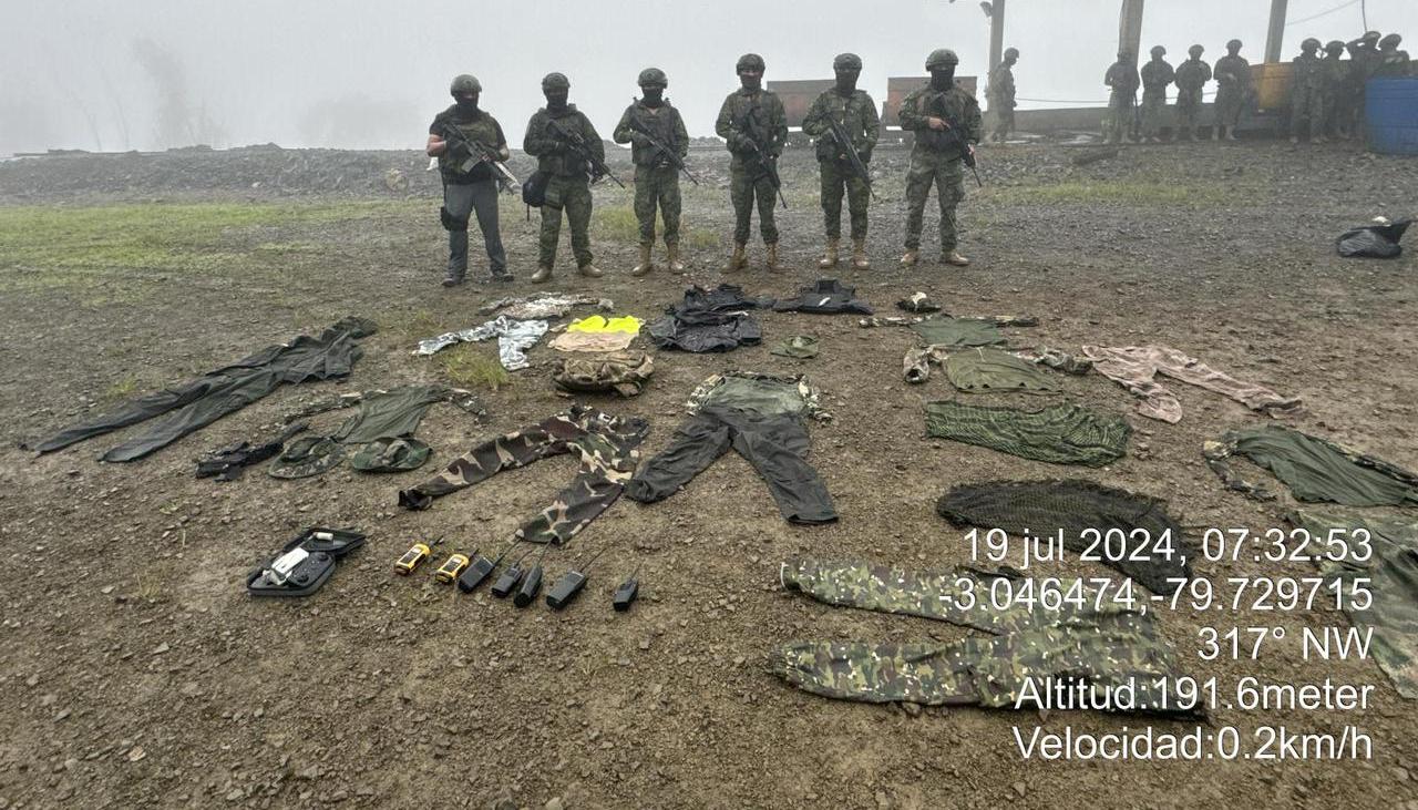Integrantes del Ejército posan con parte de lo hallado.