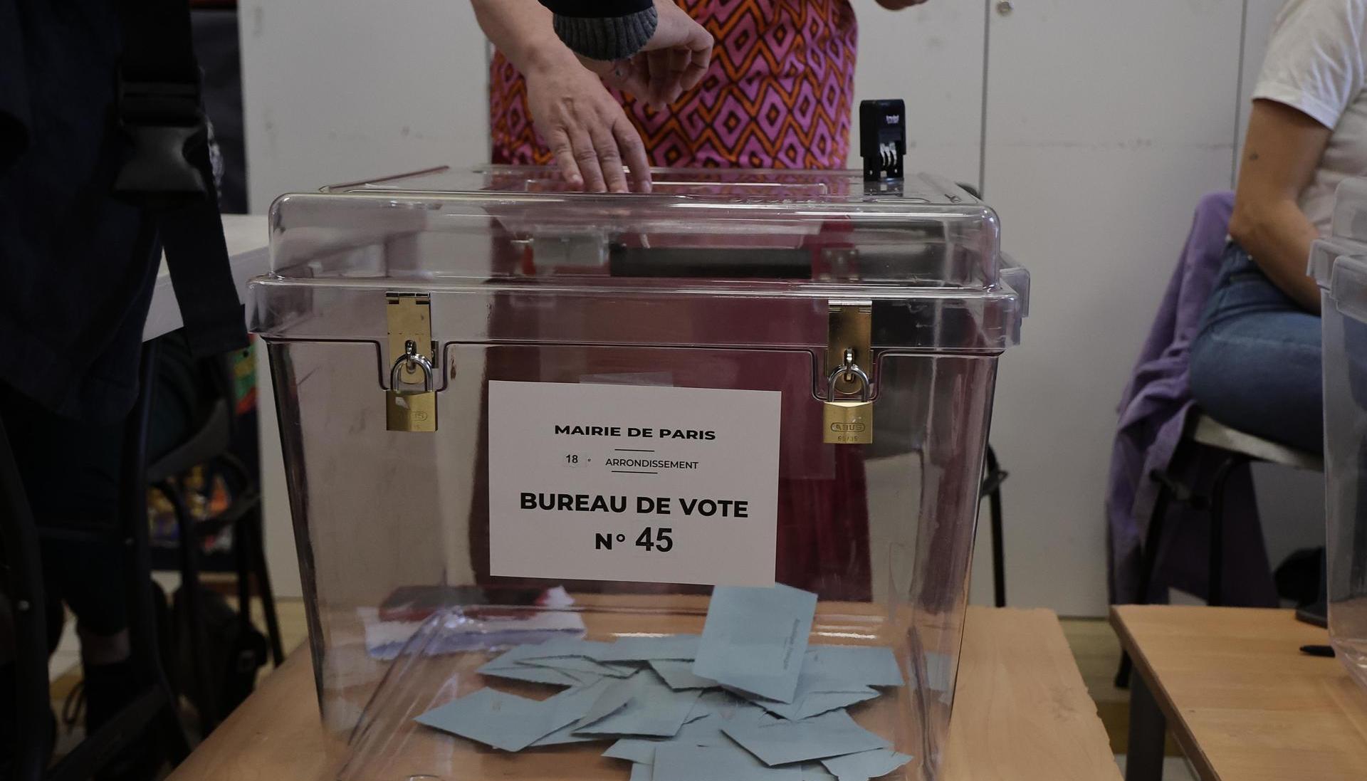 Votantes en un colegio electoral durante la segunda vuelta de las elecciones  francesas.