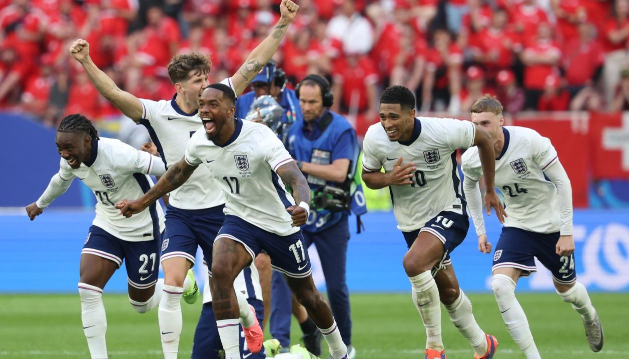Jugadores ingleses inician la celebración tras el cobro convertido por Alexander Arnold. 