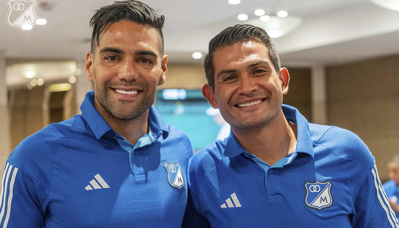 Falcao García con David Macalister Silva, quien le cedió la banda de capitán. 