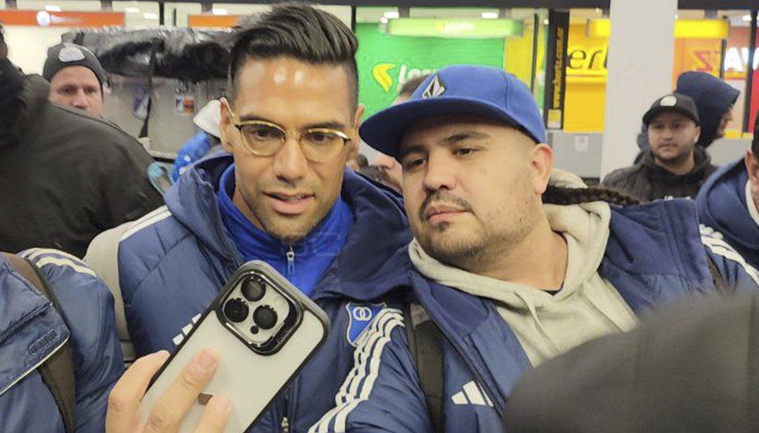 Falcao García asediado por hinchas de Millonarios a su llegada a Argentina. 
