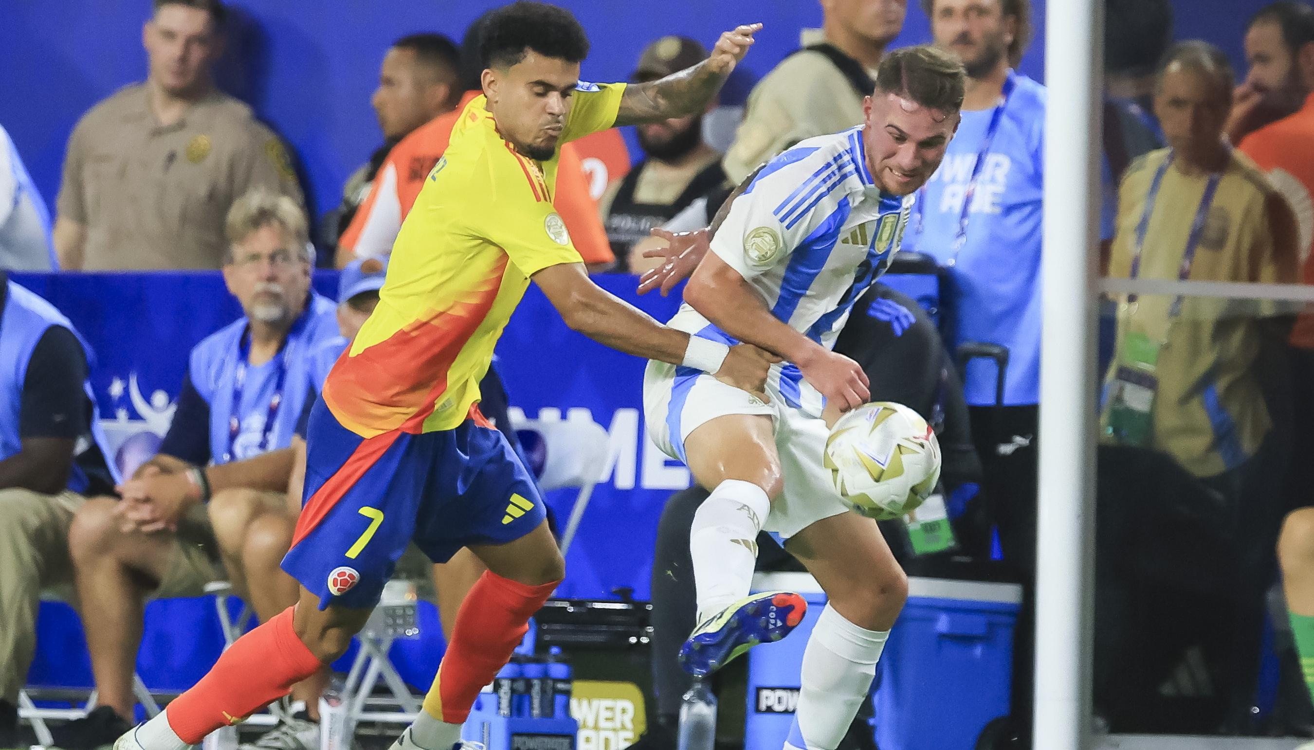 Luis Díaz disputa la pelota con Alexis Mac Allister.