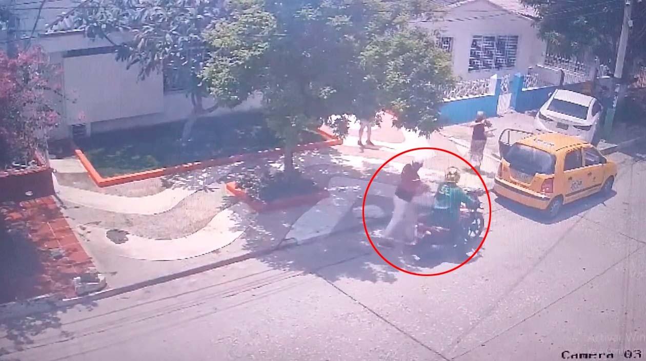 Momento del atraco a la adulta mayor. 