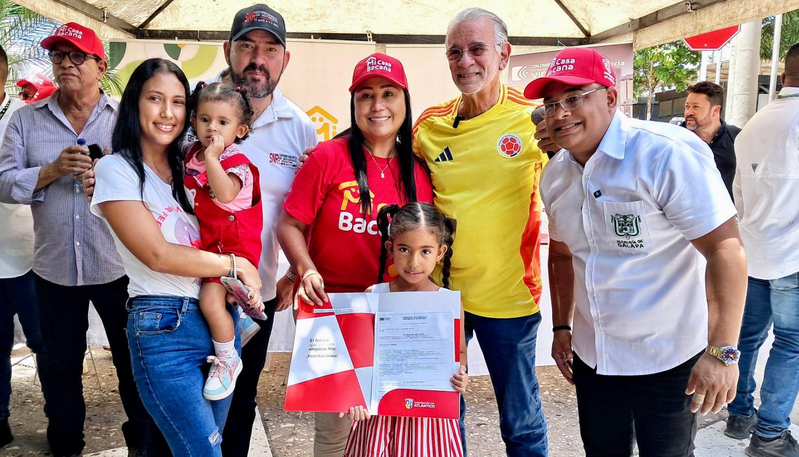 Gobernador del Atlántico en la plaza principal de Galapa en la entrega de titulaciones.
