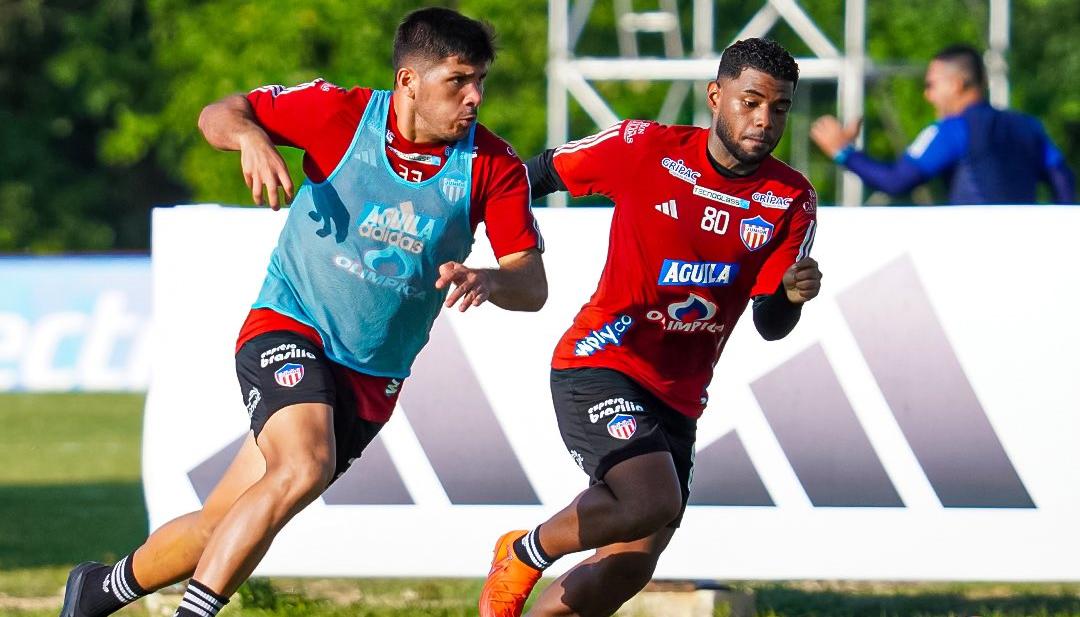 Roberto Hinojoza, quien será inicialista ante Bucaramanga, en un entrenamiento con Nicolás Zalazar. 