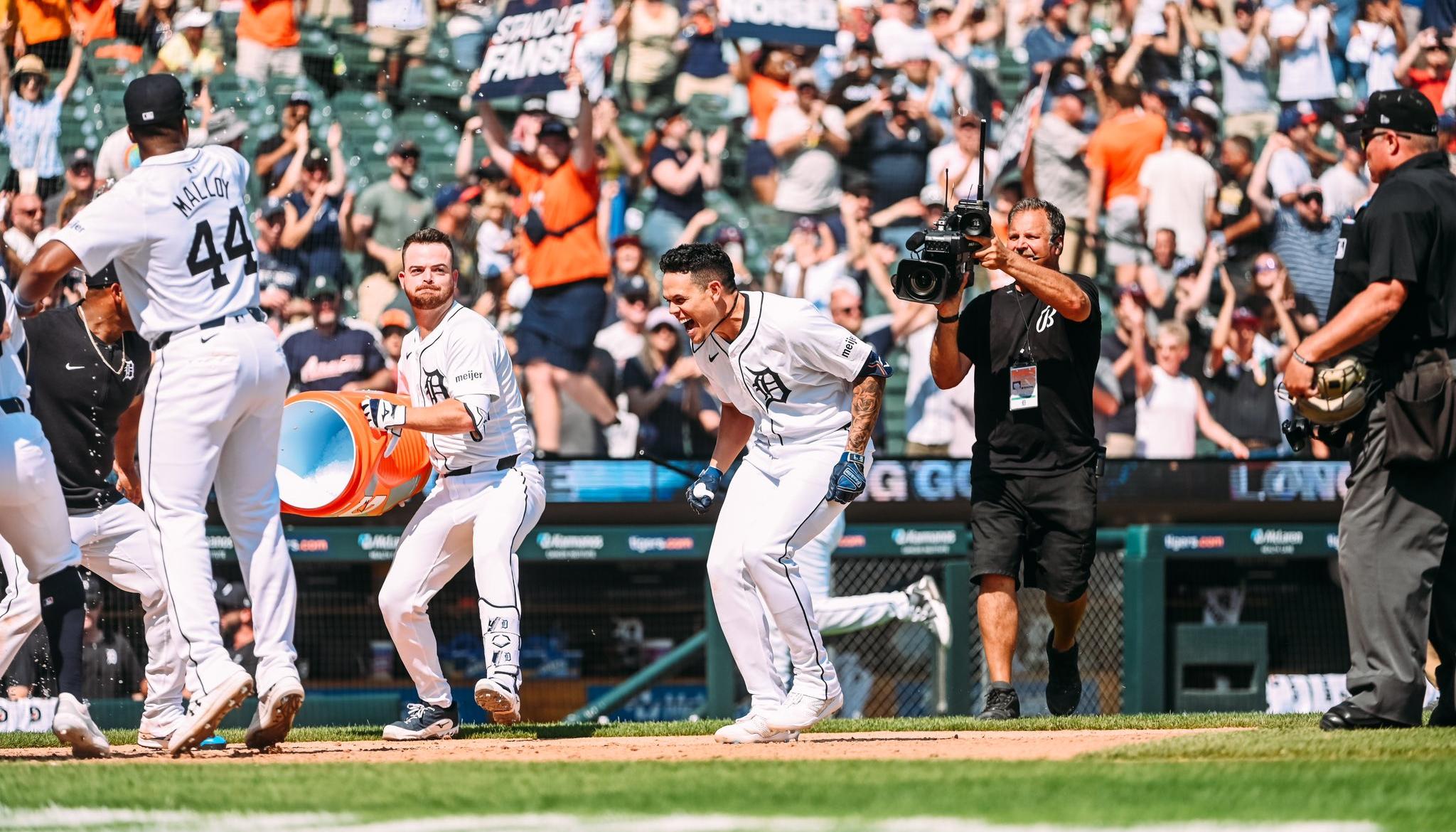 Gio Urshela es recibido en el plato por sus compañeros tras darle la victoria a los Tigres. 
