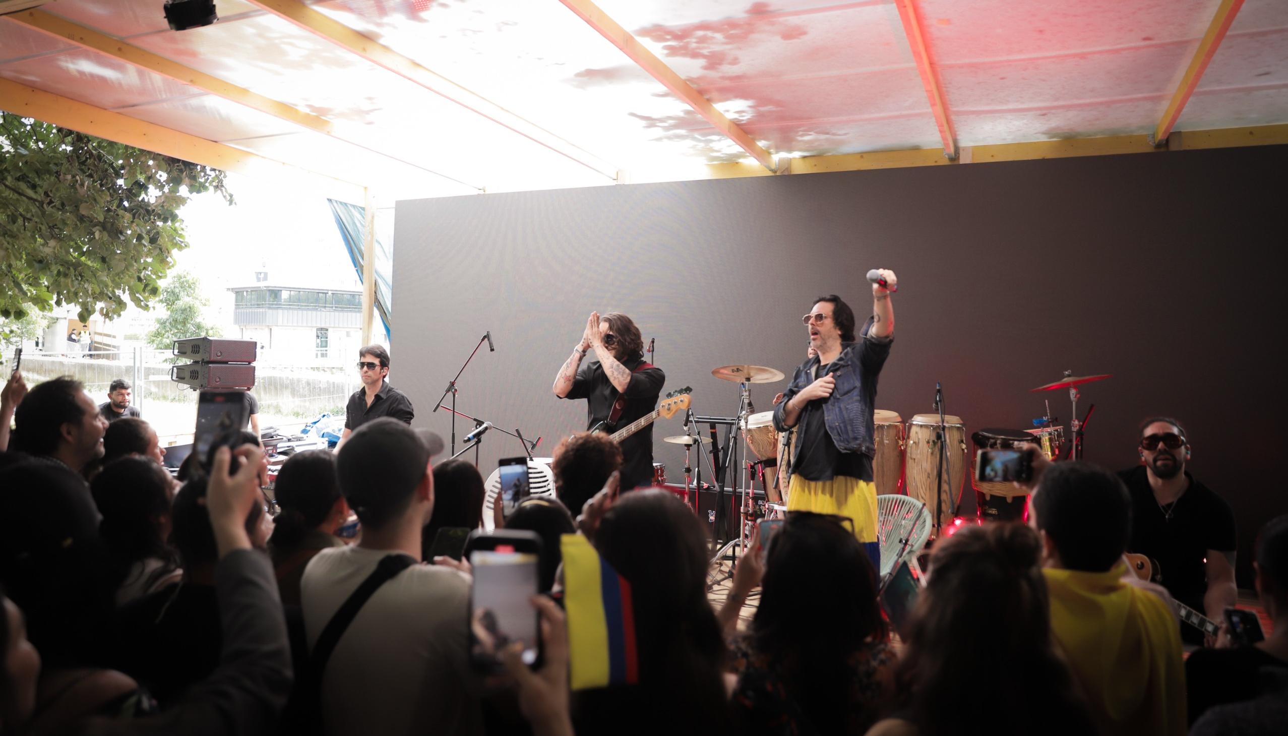 'Los de Adentro' durante su presentación. 