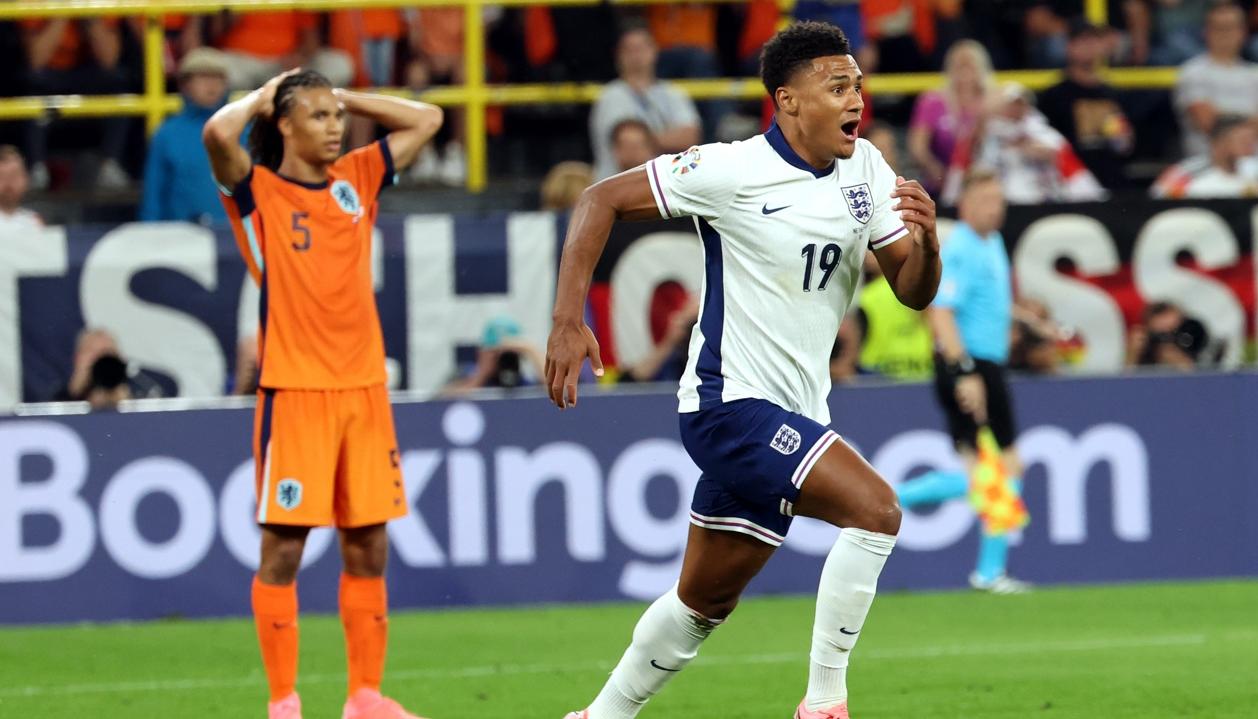Ollie Watkins emprende la carrera para celebrar el gol del triunfo de Inglaterra. 