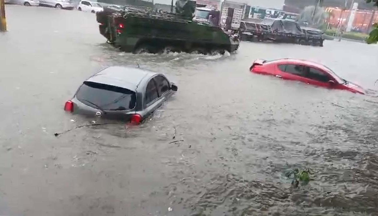 Vehículos afectados por la inundación. 