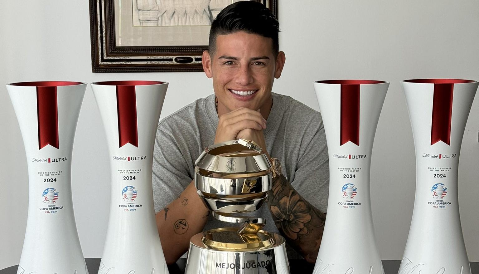 James Rodríguez con los trofeos que conquistó en la Copa América.