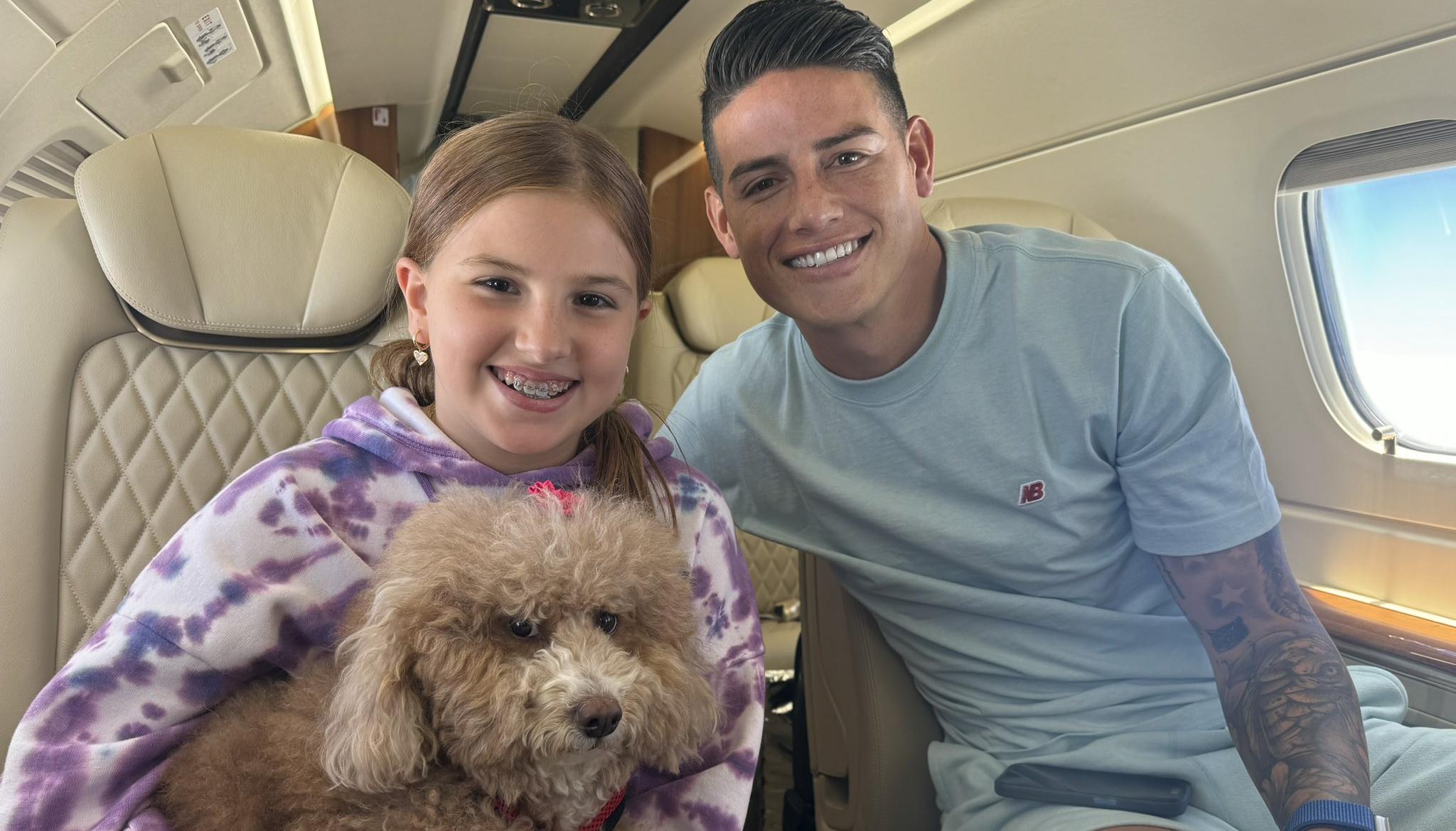 James Rodríguez con la hija de Christian Daes a su llegada a Barranquilla. 