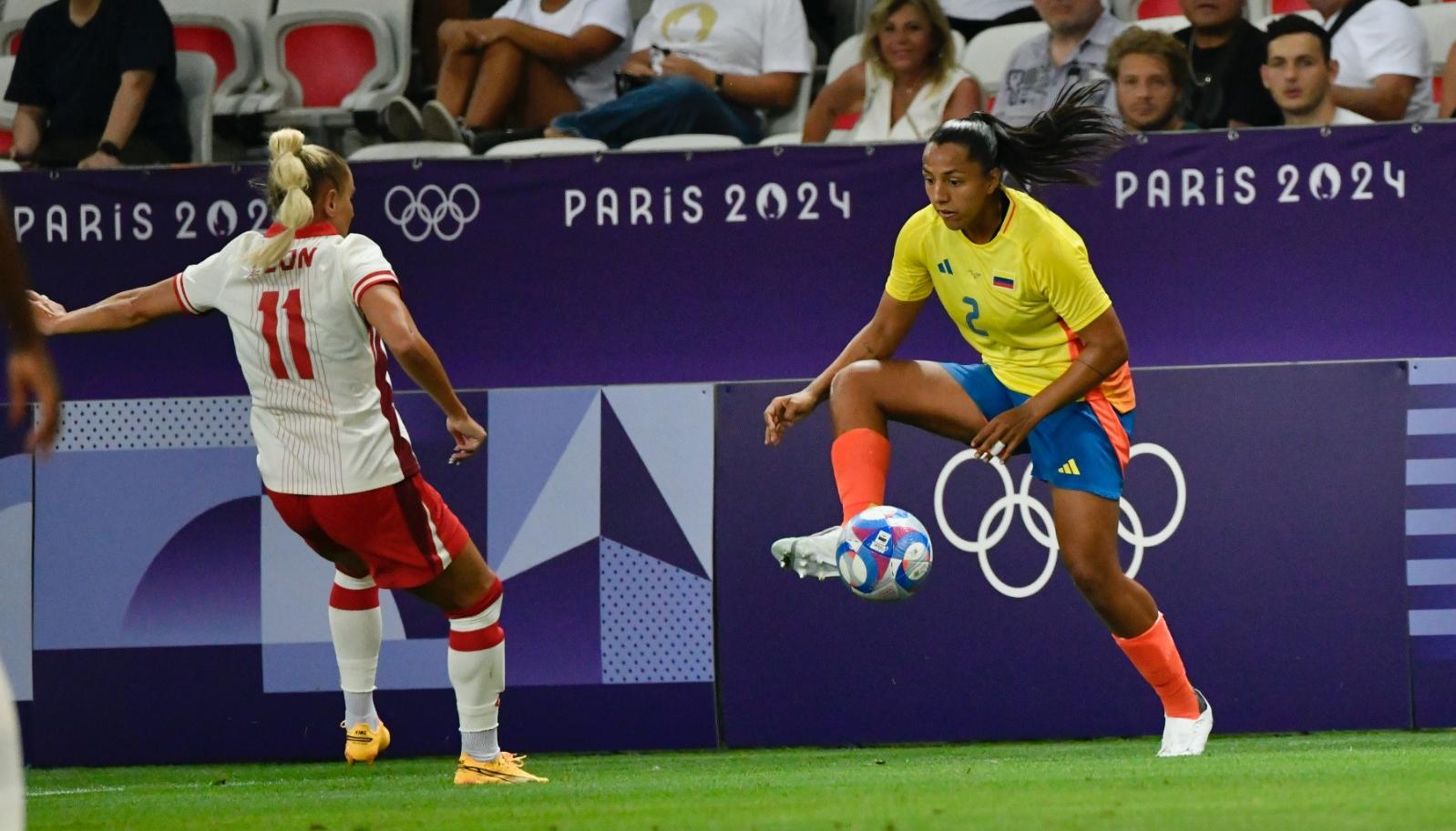 Manuela Vanegas domina la pelota ante la marca de la canadiense Adriana León.