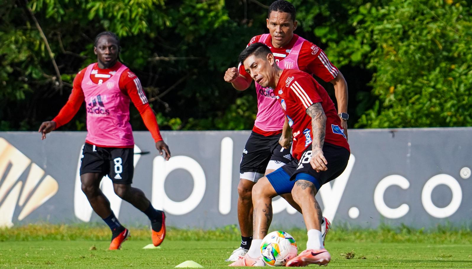 Emmanuel Olivera, Carlos Bacca y Yimmi Chará serán titulares con Junior ante el Medellín. 